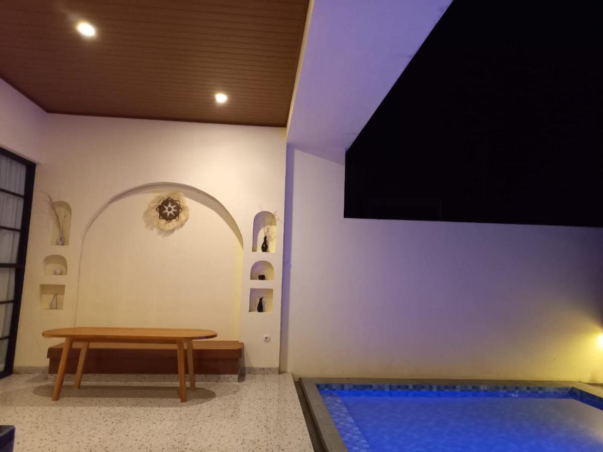 Azalea Room By The Anp Villas Cikundul الغرفة الصورة